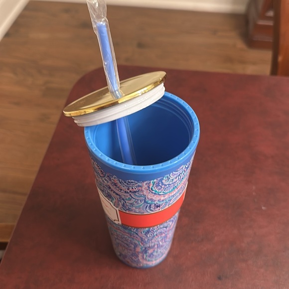 Lily Pulitzer Tumbler with Straw 24 oz
Happy As A Clam - Picture 2 of 4
